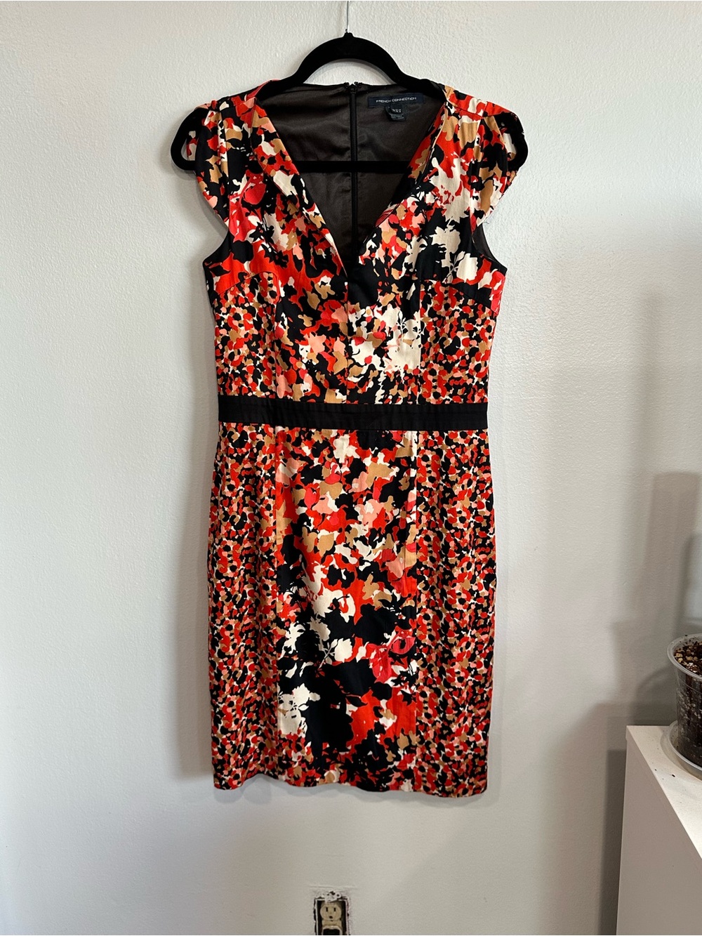 French Connection Size 8 Red Black Floral Print Sheath Dress V Neck